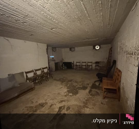 חדר ריק עם כיסאות וקירות חשופים
